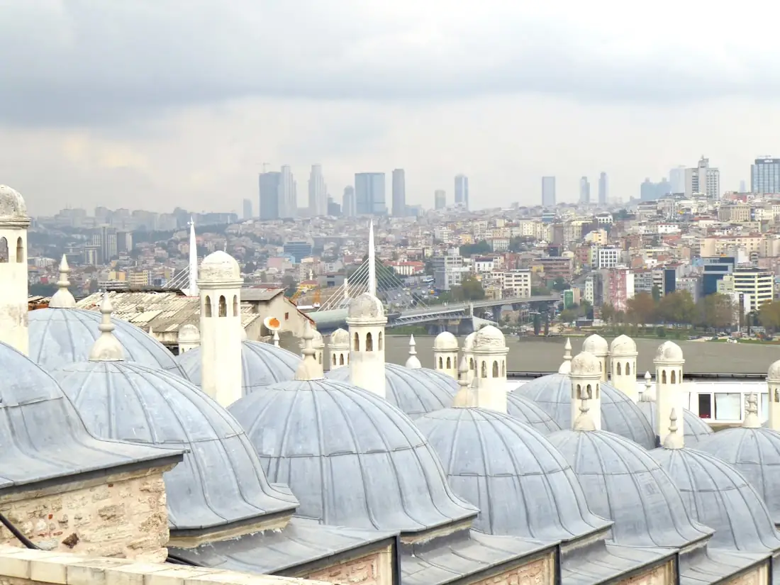 Haliç'in üzerinde yükselen bir İstanbul hamamının kurşuni gri kubbeleri